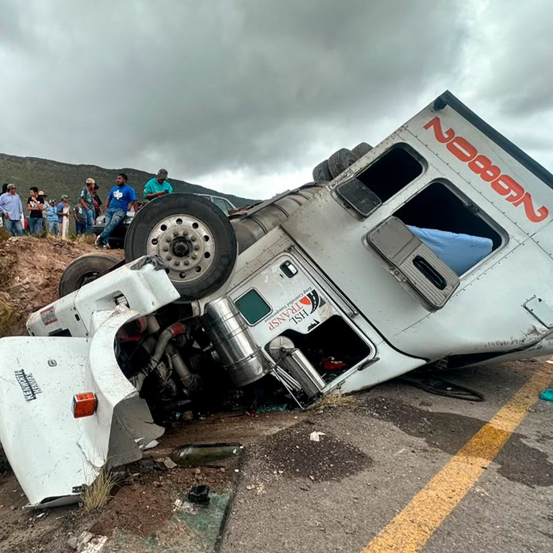 Vuelca Tráiler Cargado con Carne en Carretera Torreón-Saltillo